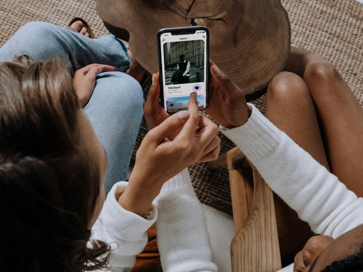 Ph-nomen-Second-Hand-Swiping-Wenn-Freund-innen-f-r-uns-daten