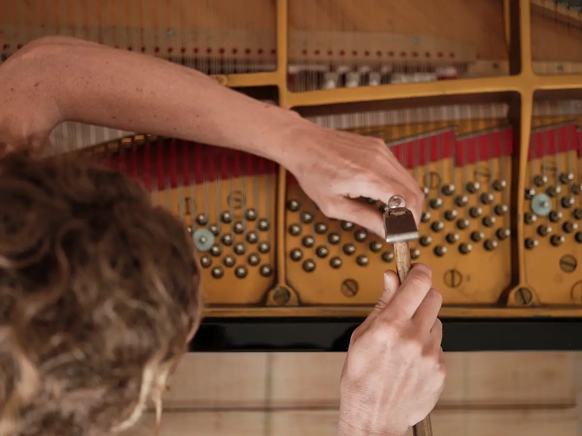 Musik-Hug-Wo-Reparieren-und-Weitergeben-seit-Generationen-Tradition-hat