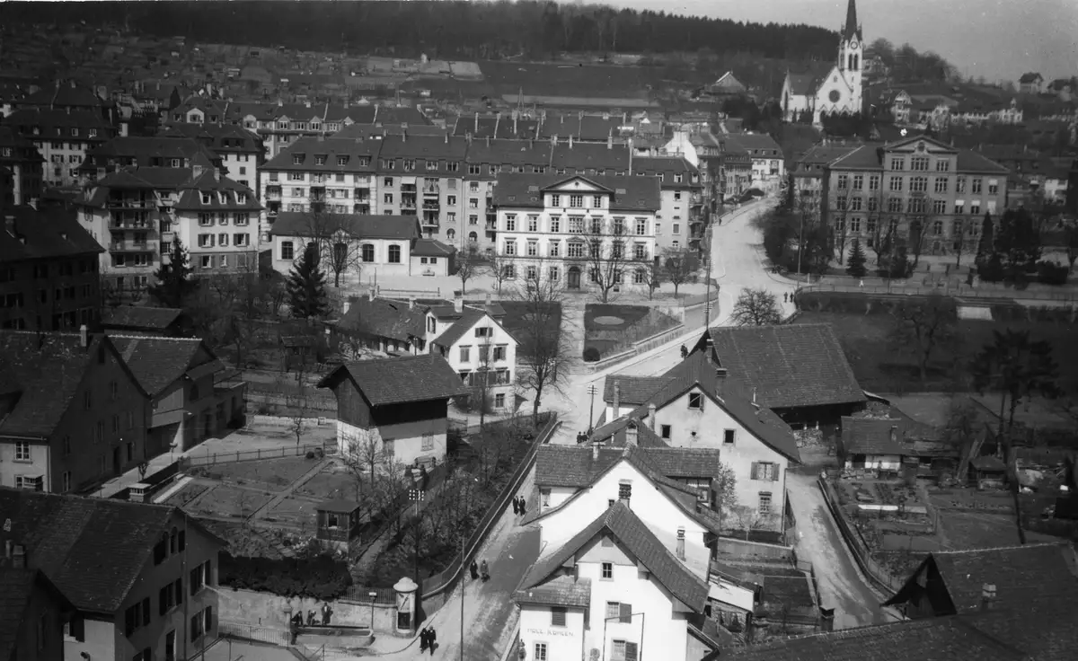 Rosengartenstrasse-Zwei-neue-berg-nge-mit-Zebrastreifen-und-Ampeln