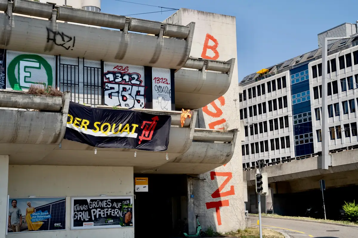 besetzung-soll-vorerst-bleiben-stadt-kauft-postgeb-ude-in-wipkingen