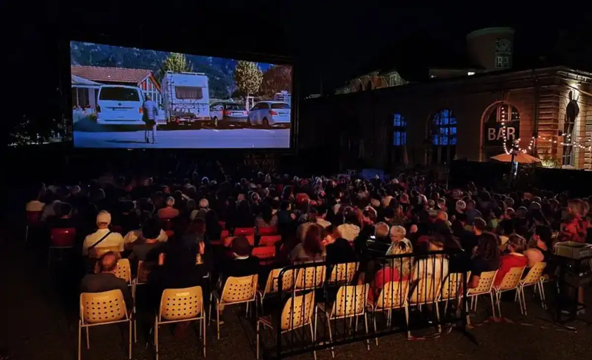 Kino-Musik-und-Literatur-unter-freiem-Himmel