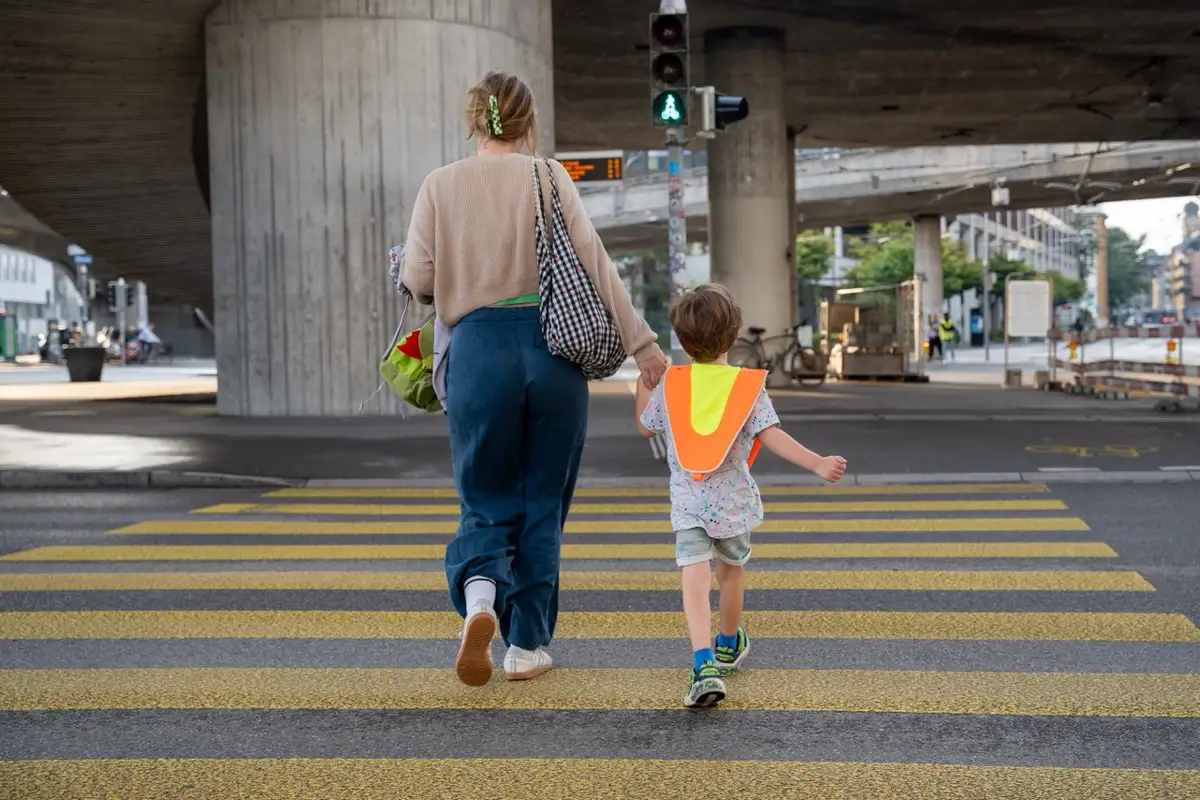 Escher-Wyss-Platz-Schulwegbegleiter-innen-und-neue-Verkehrsmassnahmen-sollen-Kinder-sch-tzen