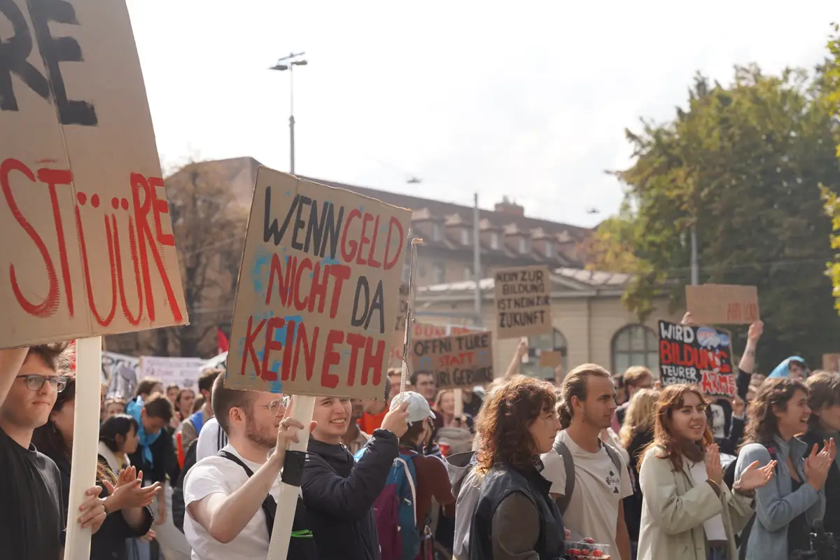 Tausende-Studierende-protestieren-gegen-Sparmassnahmen-des-Bundes