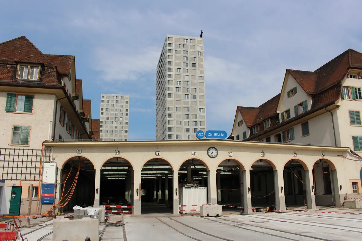 Energieeffizient-autofrei-und-doch-ein-Betonriese-Das-Tramdepot-Hard
