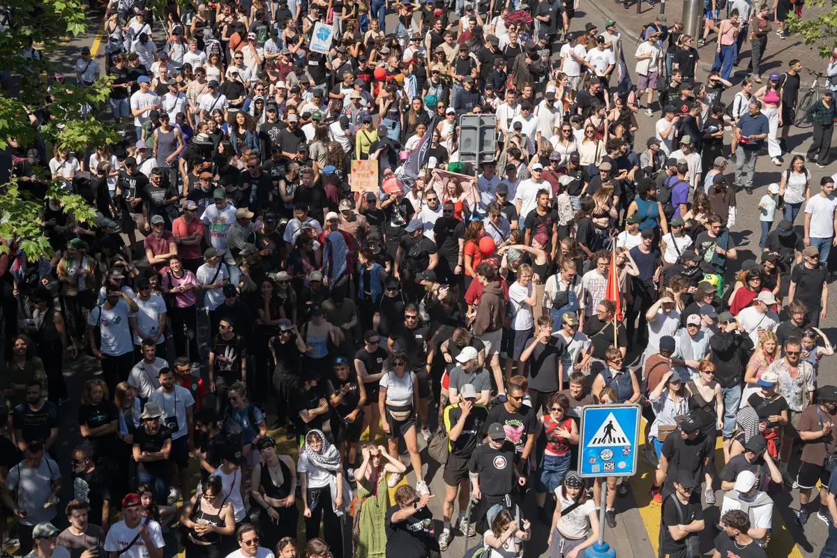 Friedlicher-Umzug-unbewilligte-Nachdemo-Das-war-der-1-Mai-in-Z-rich