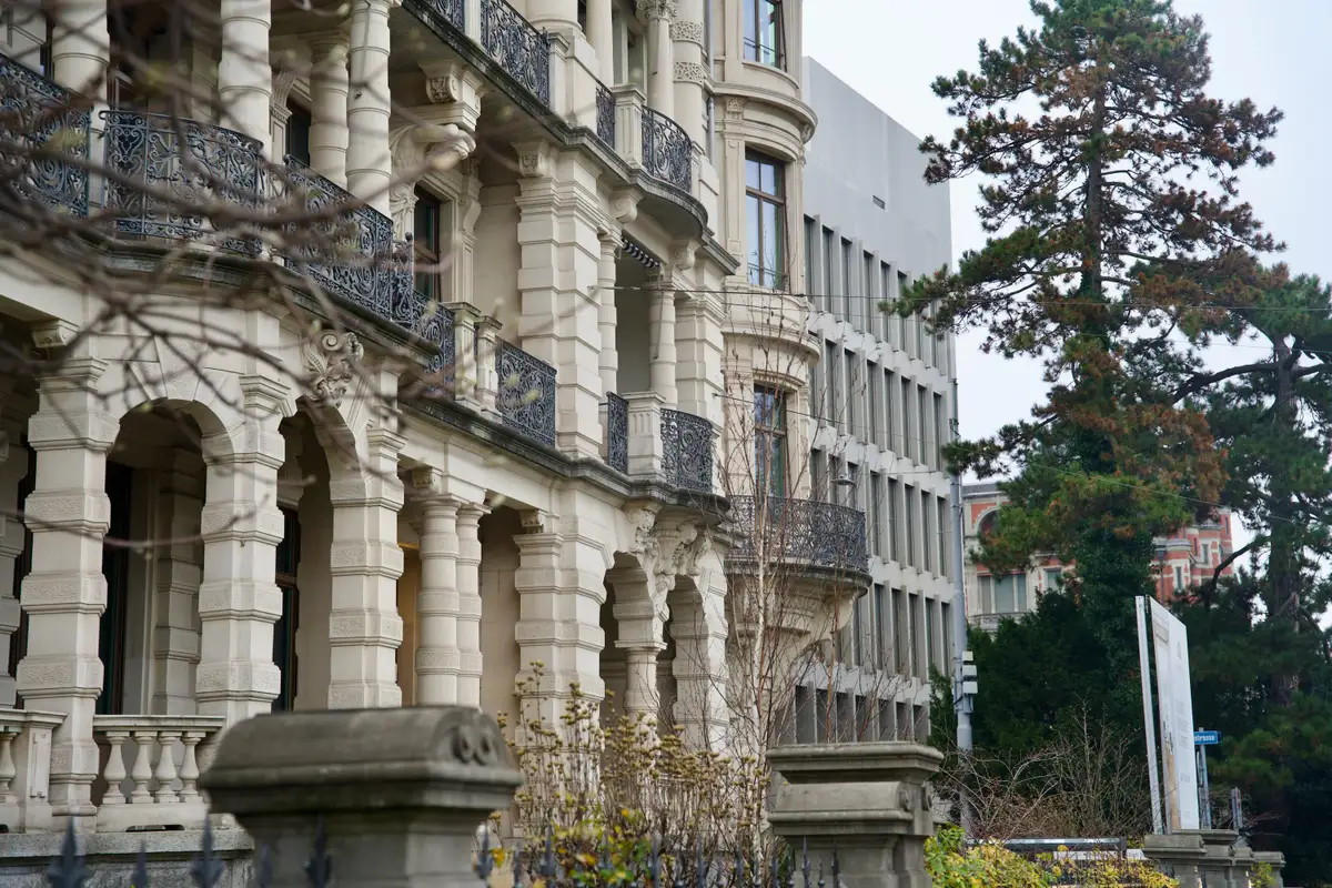 Die-verwaiste-Strasse-Am-General-Guisan-Quai-stehen-hunderte-B-ros-leer